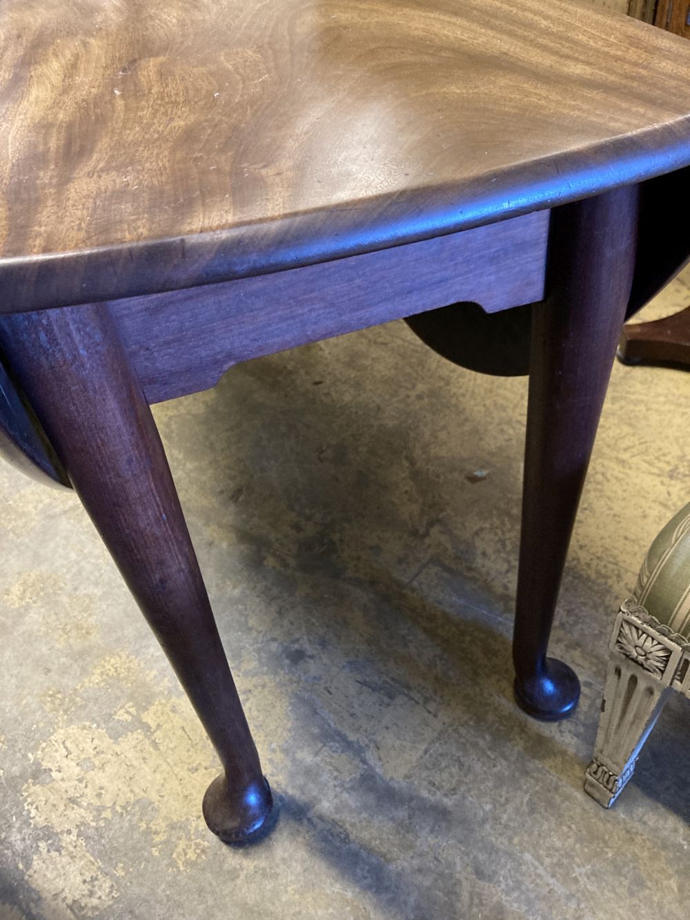 A George III mahogany cottage drop leaf dining table, 122cm, 130cm extended, height 72cm